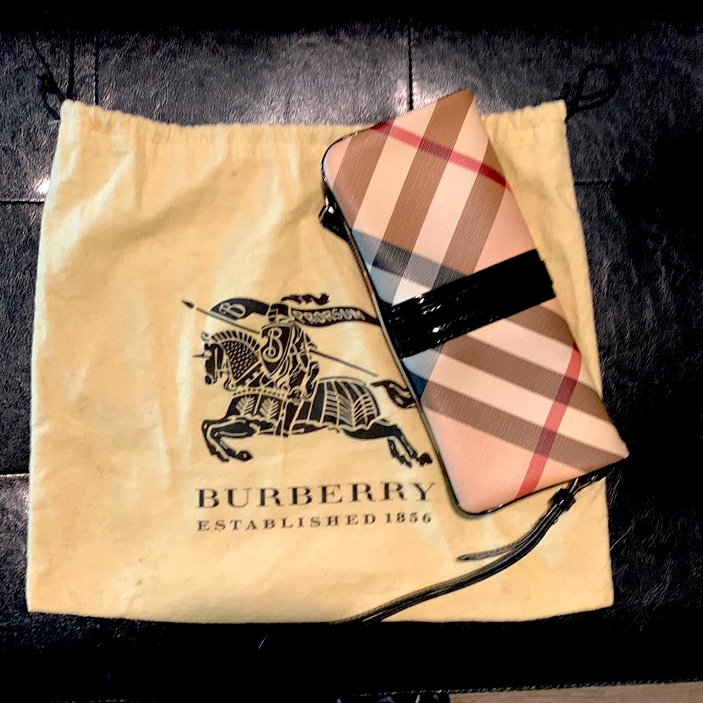BURBERRY CLUTCH MINT CONDITION. ONLY USED TWICE